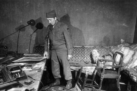 Американський солдат в кабінеті Гітлера, де було здійснене самогубство. Берлін, квітень 1945 року