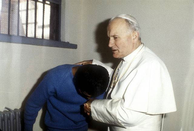 Іван Павло II і Мехмет Алі Агджа, 27 грудня 1983 року © Global Look Press Іван Павло II і Мехмет Алі Агджа, 27 грудня 1983 року © Global Look Press