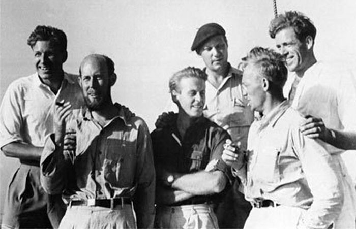 Екіпаж «Кон-Тікі», Тур Хеєрдал - третій зліва. 1947 рік