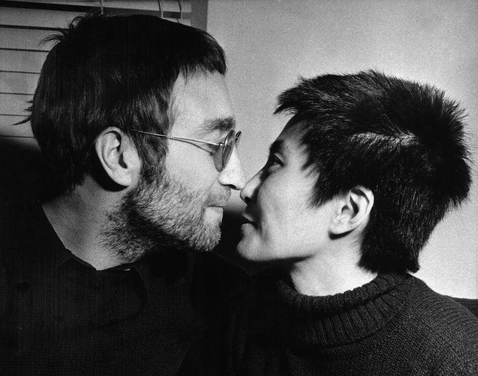 Джон Леннон і Йоко Оно. Лондон, 9 лютого 1970 року © Bob Dear/AP Photo Джон Леннон і Йоко Оно. Лондон, 9 лютого 1970 року © Bob Dear/AP Photo