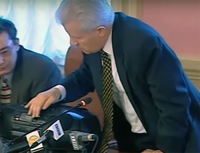 Олександр Мороз і Юрій Луценко (зліва) під час публічного оголошення записів майора Мельниченка у Верховній Раді, Київ, 28 листопада 2000 року