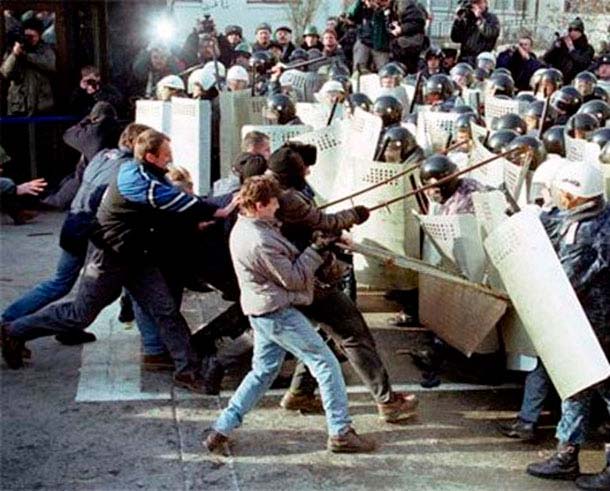 Сутички протестувальників і міліції під Адміністрацією Президента, Київ, 9 березня 2001 року © Михайло Марків/PHL