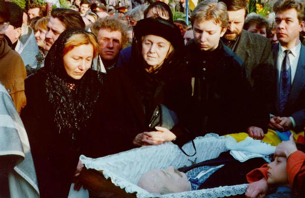 Прощання з В'ячеславом Чорноволом, Київ, 29 березня 1999 року © УНІАН