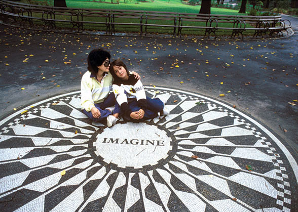 Йоко Оно і син Леннона від першого шлюбу Шон на Суничній галявині в Центральному парку. Нью-Йорк, жовтень 1985 року © Harry Benson
