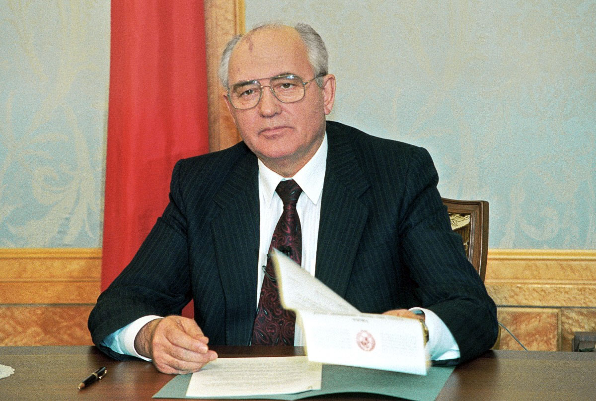 Михайло Горбачов підписав заяву про свою відставку за декілька хвилин до виступу по телебаченню, Москва, 25 грудня 1991 року