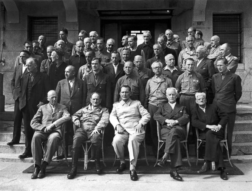 45 високопоставлених діячів Третього рейху в готелі «Палас» у люксембурзькому місті Мондорф-ле-Бен, який слугував табором для військовополонених «Ашкан». У першому ряду в центрі — Герман Герінг, серпень 1945 року