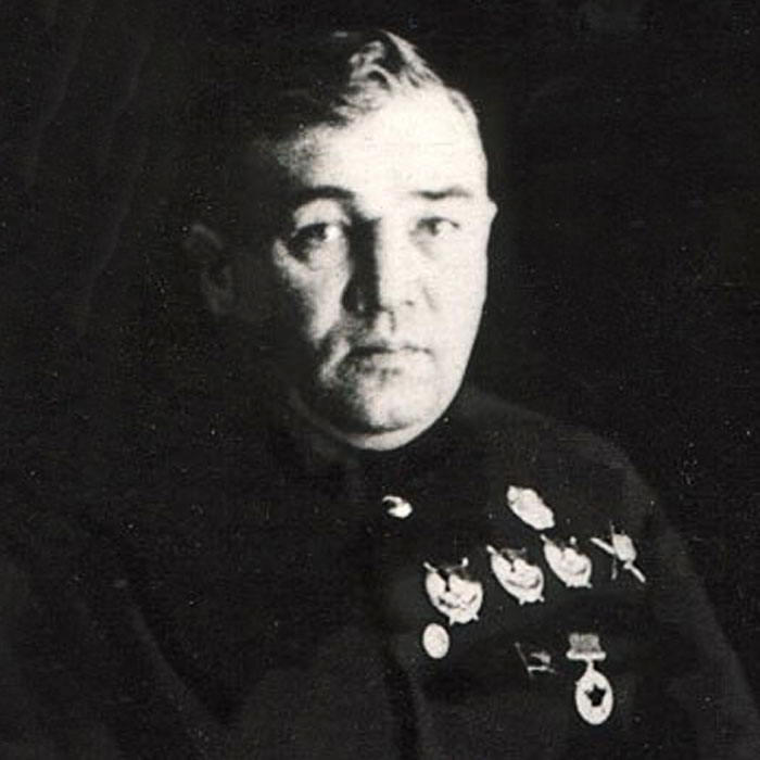 Михайло Фріновський (1898-1940), у 1936-38 роках — заступник, перший заступник наркома внутрішніх справ СРСР, керівник Головного управління держбезпеки НКВС СРСР. 6 квітня 1939 року заарештований і 4 лютого 1940 року розстріляний за звинуваченням в «організації троцькістсько-фашистського змови в НКВС». 12 квітня 1939 року заарештований і 22 січня 1940 року розстріляний його син — 17-річний учень 10-го класу, звинувачений в участі в контрреволюційній молодіжній групі, 12 квітня 1939 року арештована і 3 лютого 1940 року розстріляна його дружина, звинувачена у приховуванні злочинної контрреволюційної діяльності ворогів народу Михайло Фріновський (1898-1940), у 1936-38 роках — заступник, перший заступник наркома внутрішніх справ СРСР, керівник Головного управління держбезпеки НКВС СРСР. 6 квітня 1939 року заарештований і 4 лютого 1940 року розстріляний за звинуваченням в «організації троцькістсько-фашистського змови в НКВС». 12 квітня 1939 року заарештований і 22 січня 1940 року розстріляний його син — 17-річний учень 10-го класу, звинувачений в участі в контрреволюційній молодіжній групі, 12 квітня 1939 року арештована і 3 лютого 1940 року розстріляна його дружина, звинувачена у приховуванні злочинної контрреволюційної діяльності ворогів народу