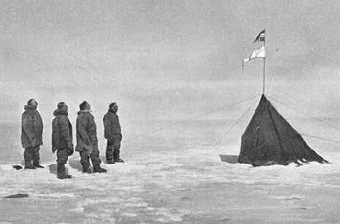 Руальд Амундсен, Хельмер Хансен, Сверре Хассель, Оскар Вістінг на Південному полюсі, 16 грудня 1912 року © Олаф Бьоланд Руальд Амундсен, Хельмер Хансен, Сверре Хассель, Оскар Вістінг на Південному полюсі, 16 грудня 1912 року © Олаф Бьоланд