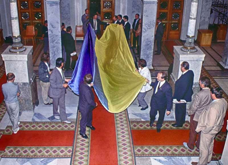 Внесення прапора України до стін Верховної Ради, 24 серпеня 1991 року © Єфрем Лукацький Внесення прапора України до стін Верховної Ради, 24 серпеня 1991 року © Єфрем Лукацький