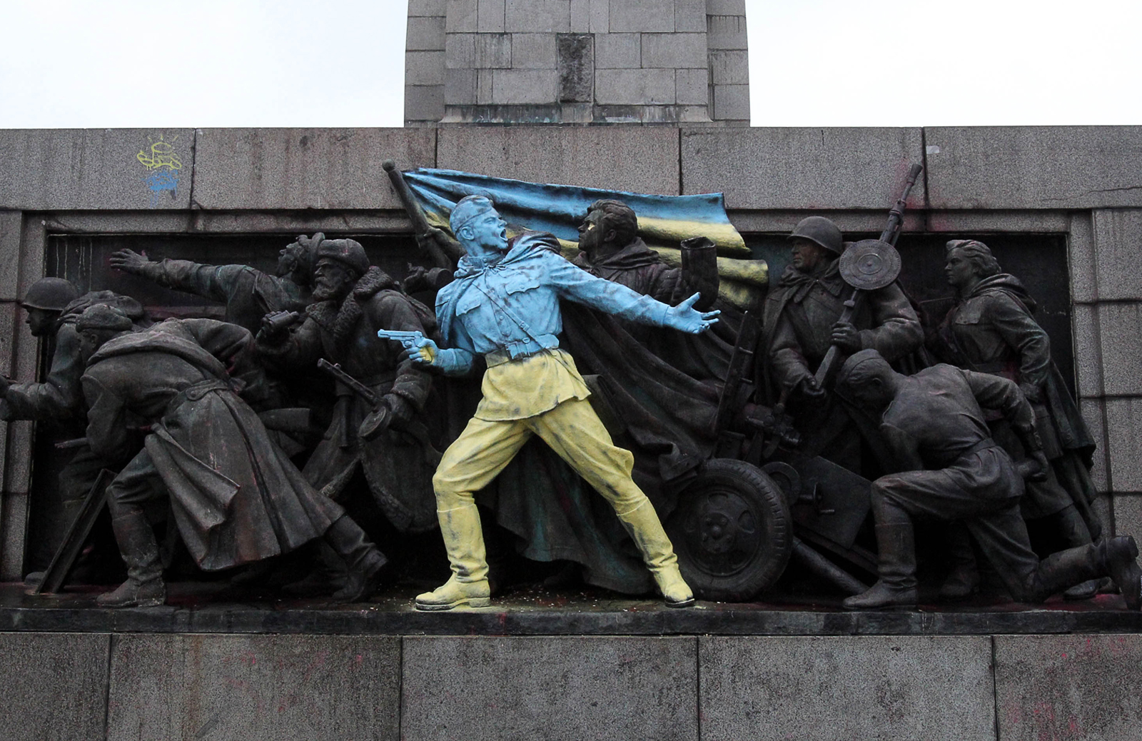 Памятники войны памятник советскому солдату. Памятник Советской армии в Софии Болгария. Памятник Советской армии солдатам в Болгарии. Памятник красной армии в Софии. Памятник второй мировой войны в Берлине.